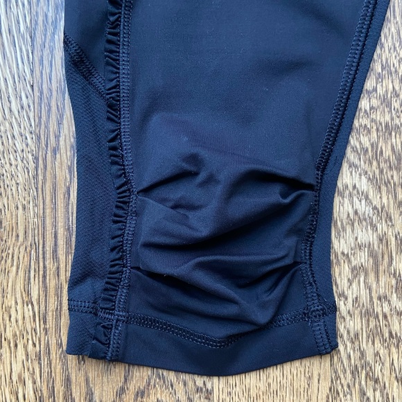 Lululemon Black Crops - Picture 5 of 9